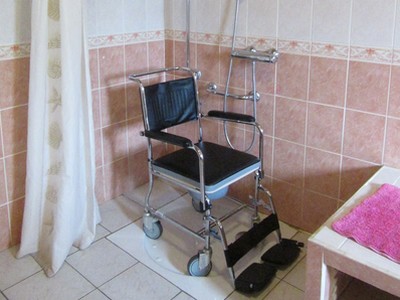 silla de ruedas adaptada en la ducha