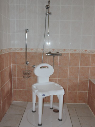 asiento móvil adaptada en la ducha