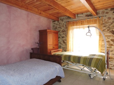 habitación con una cama de hospital