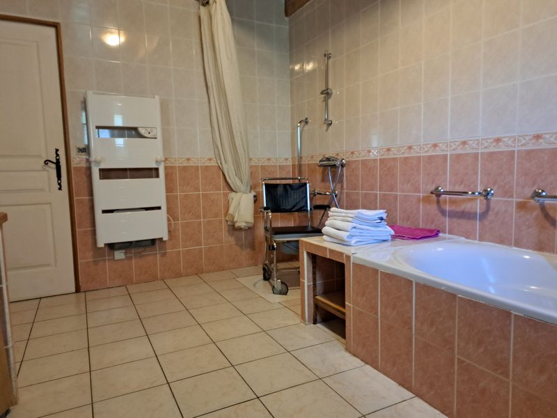 Salle de bains accessible avec baignoire – La Fenial